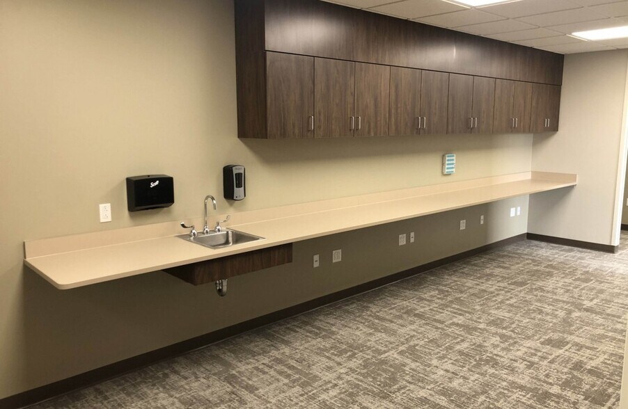 More Photos Of 2020 Hospital Dr, Windom Healthcare For Sale