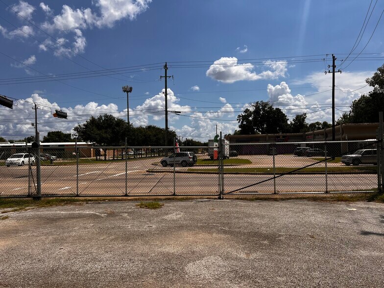 More Photos Of 11950 Alief Clodine Rd, Houston Light Distribution For Lease