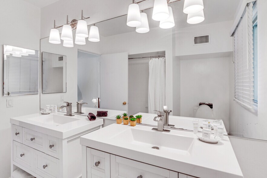 More Photos Of 350 S Belardo Rd, Palm Springs Hotel For Sale