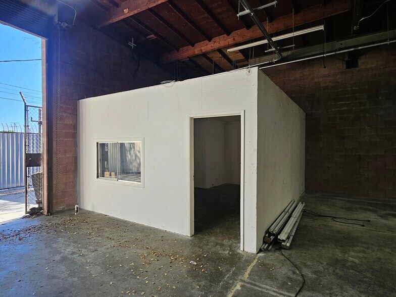 More Photos Of 2819 Southwest Dr, Los Angeles Warehouse For Sale