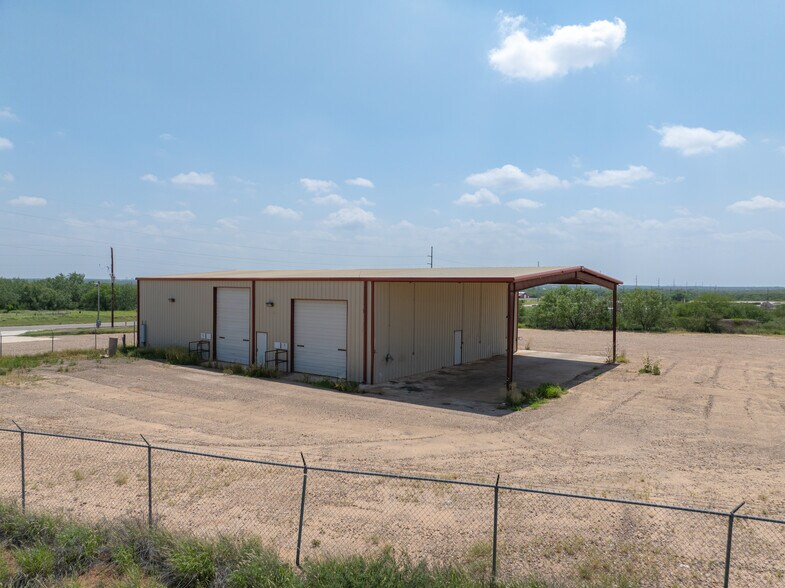 More Photos Of 3661 Fm 468, Cotulla Warehouse For Lease