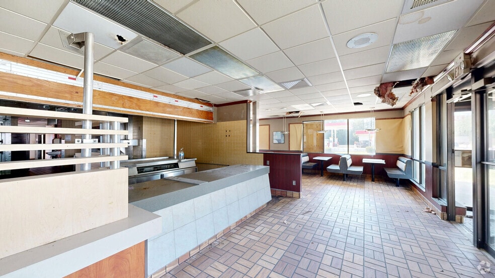 More Photos Of 2920 NE Adams St, Peoria Freestanding For Sale