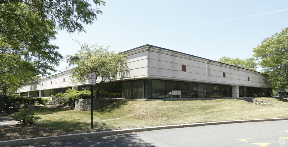 More Photos Of 2 Paragon Way, Freehold Office For Lease
