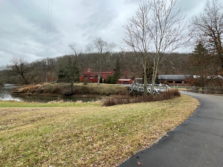 More Photos Of 102-103 Hicks Road Rd, Renfrew Flex For Sale