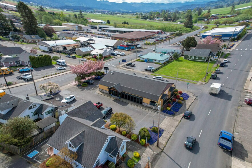 More Photos Of 915 Main Ave, Tillamook Veterinarian Kennel For Lease