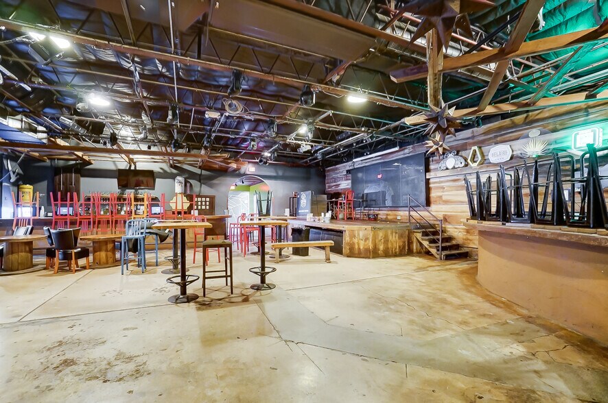 More Photos Of 491 Park St, Columbus Bar For Lease