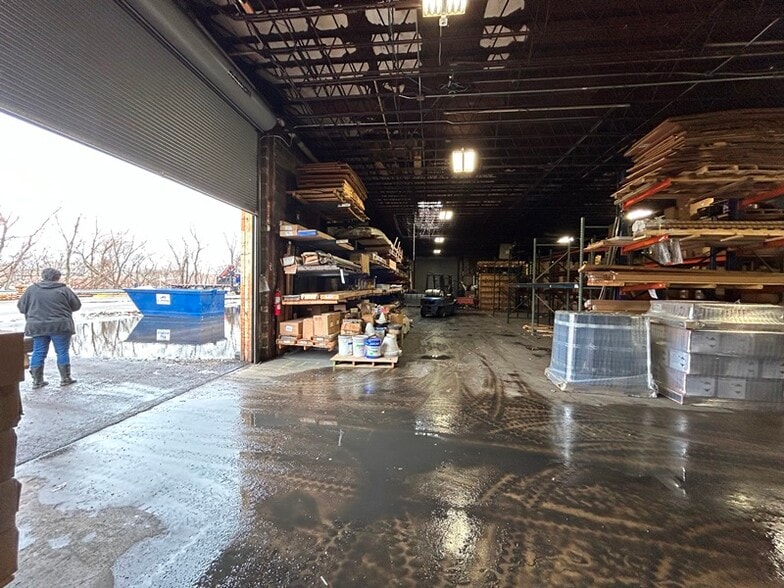 More Photos Of 2942-2950 N Western Ave, Chicago Manufacturing For Lease