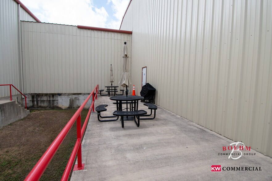 More Photos Of 109 Lupita Circle, Del Rio Distribution For Lease