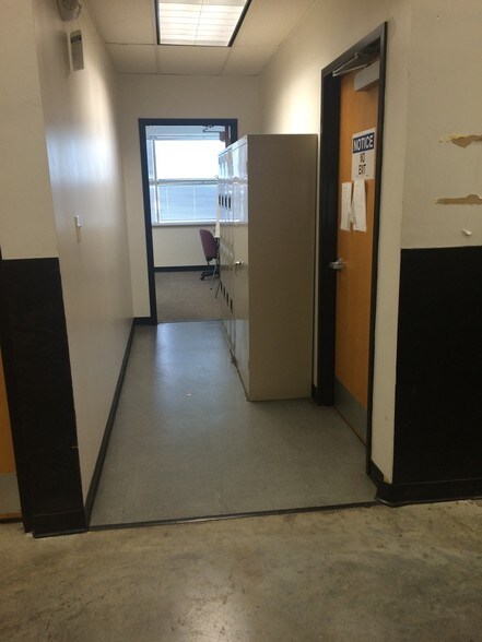 More Photos Of 2915 Gillespie St, Fayetteville Flex For Sale