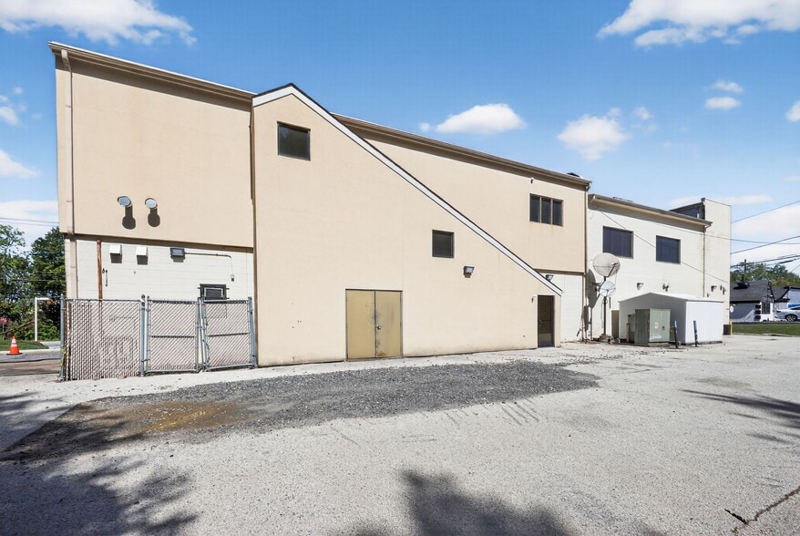 More Photos Of 514 E King Rd, Malvern Storefront Retail Office For Sale