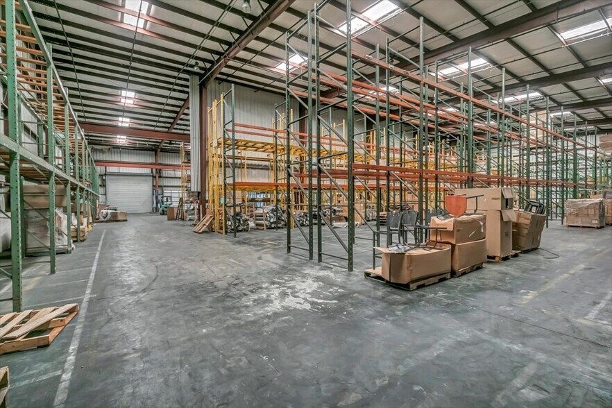 More Photos Of 10551 47th St N, Clearwater Warehouse For Lease