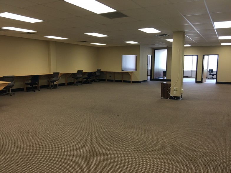 More Photos Of 76 Progress Dr, Stamford Research And Development For Lease