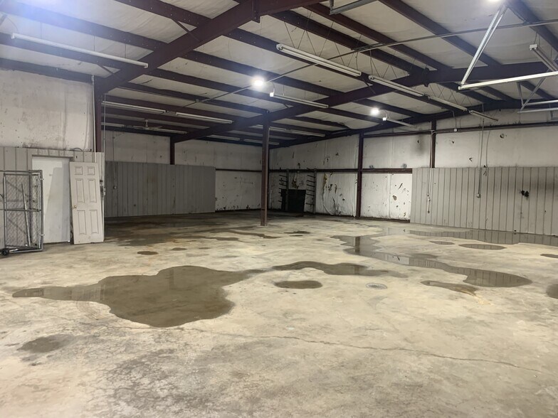 More Photos Of 567 E Highway 64, Conway Showroom For Lease