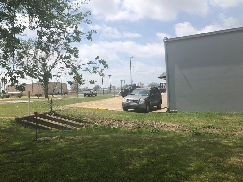 More Photos Of 300 Bryant Ave, Midlothian Light Distribution For Lease