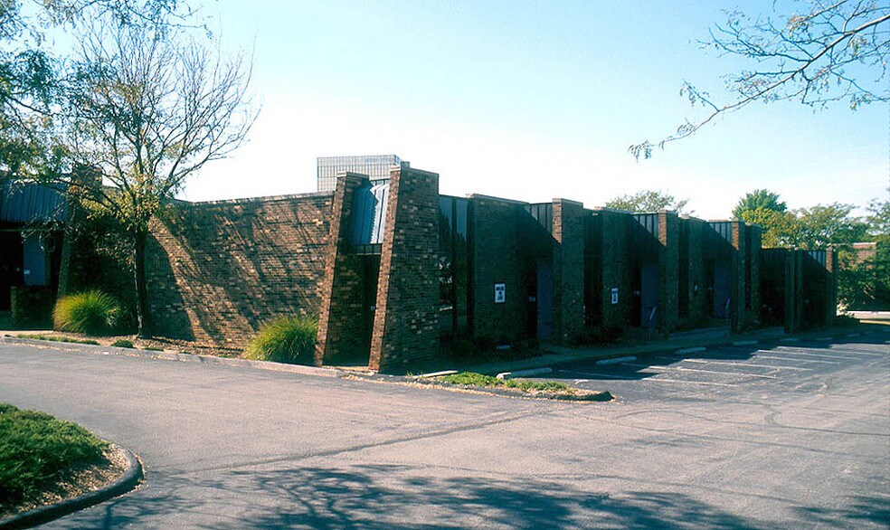 More Photos Of 8-20 Worthington Access Dr, Maryland Heights Flex For Lease