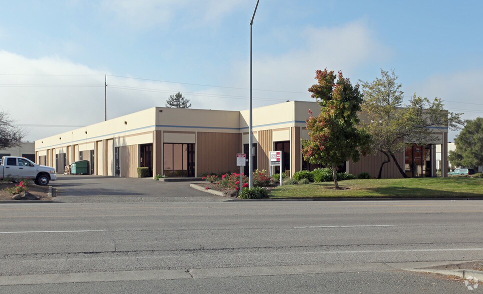 More Photos Of 1334-1338 Ross St, Petaluma Warehouse For Lease