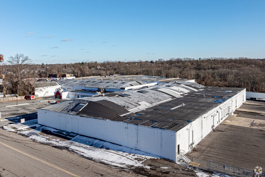 More Photos Of 126-130 Ford Ave, Milltown Industrial For Lease