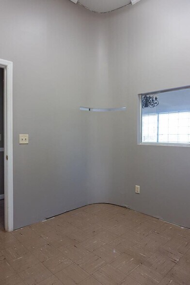 More Photos Of 214 S Church St, Dublin Flex For Sale