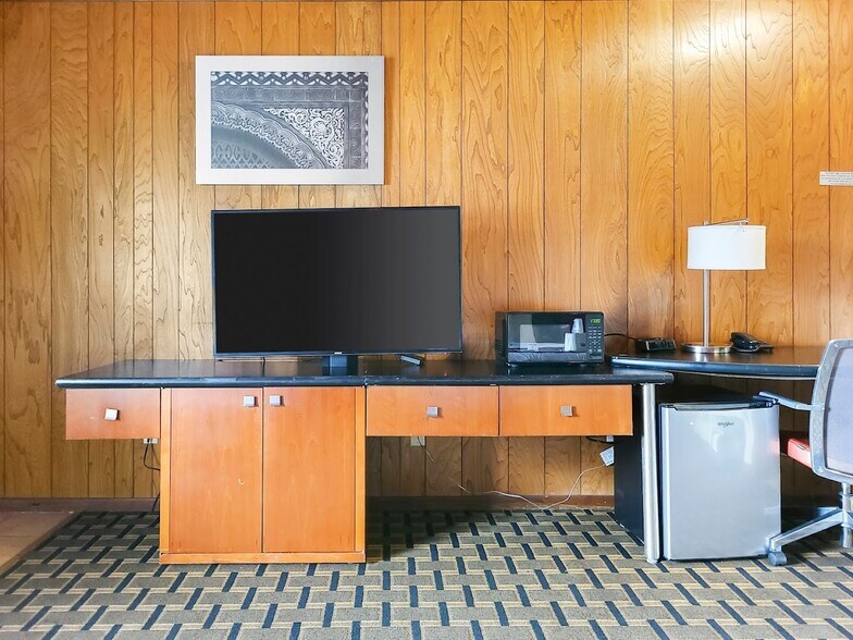 More Photos Of 325 Fire Monument Rd, Hinckley Hotel For Sale