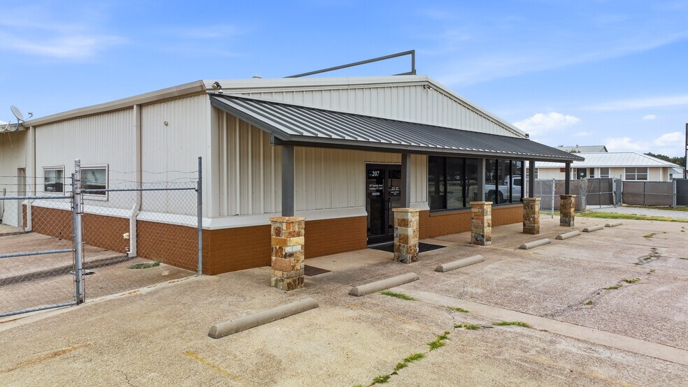More Photos Of 207 Eastridge Rd, Granbury General Retail For Sale