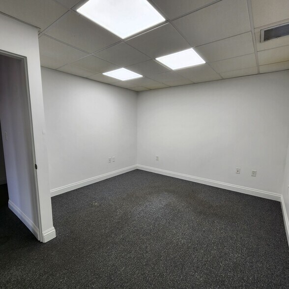 More Photos Of 460 W 84th St, Hialeah Showroom For Lease