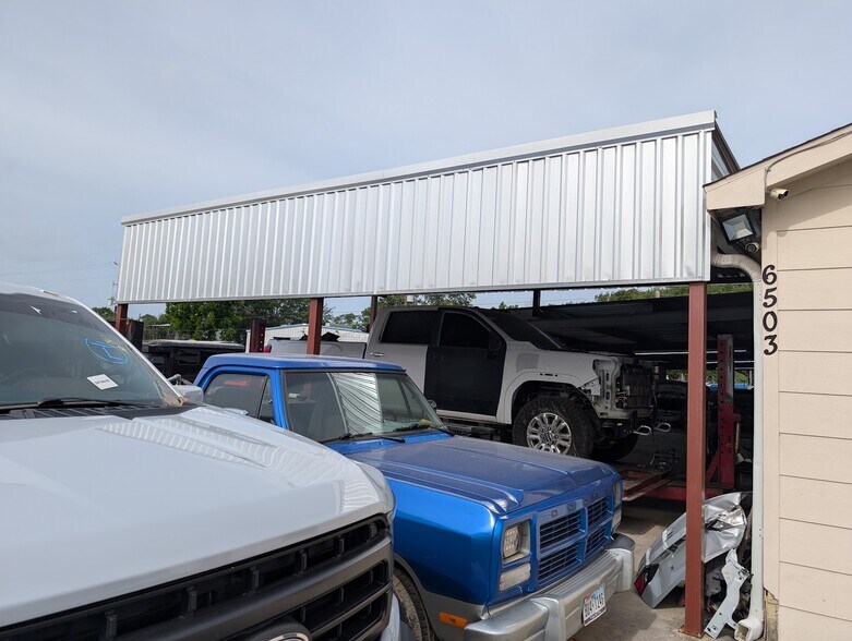 More Photos Of 6503 Brittmoore Rd, Houston Warehouse For Lease
