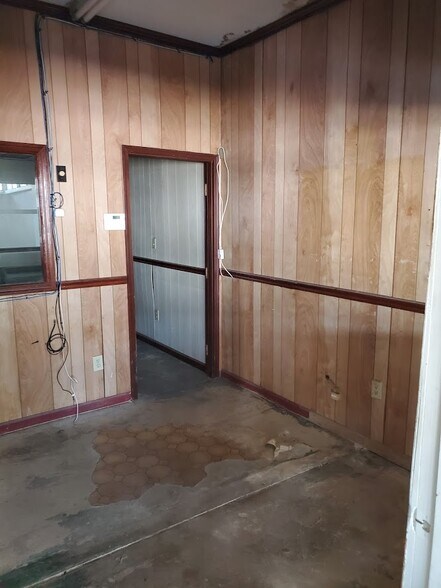 More Photos Of 302 Williams St, Fayetteville Flex For Sale