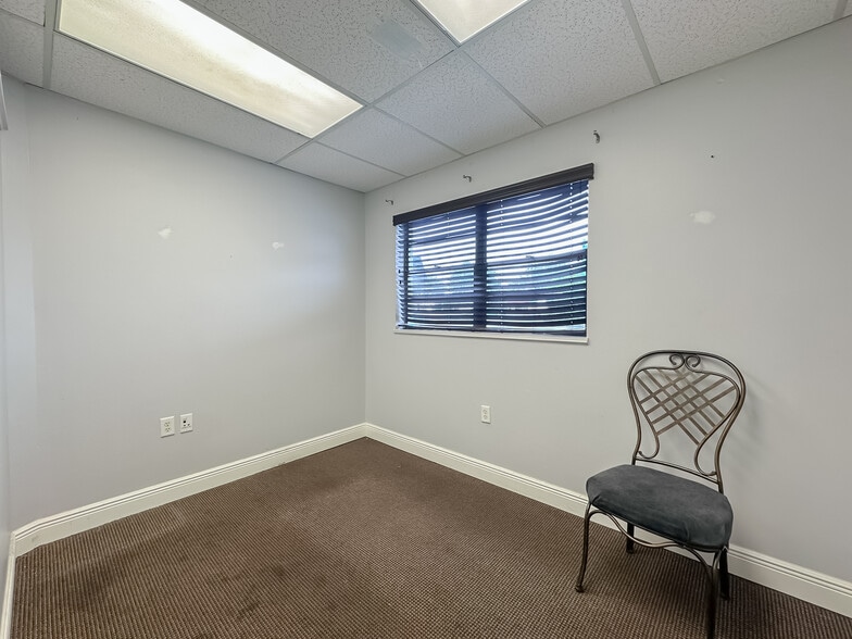 More Photos Of 107-121 Allamanda Dr, Lakeland Unknown For Lease