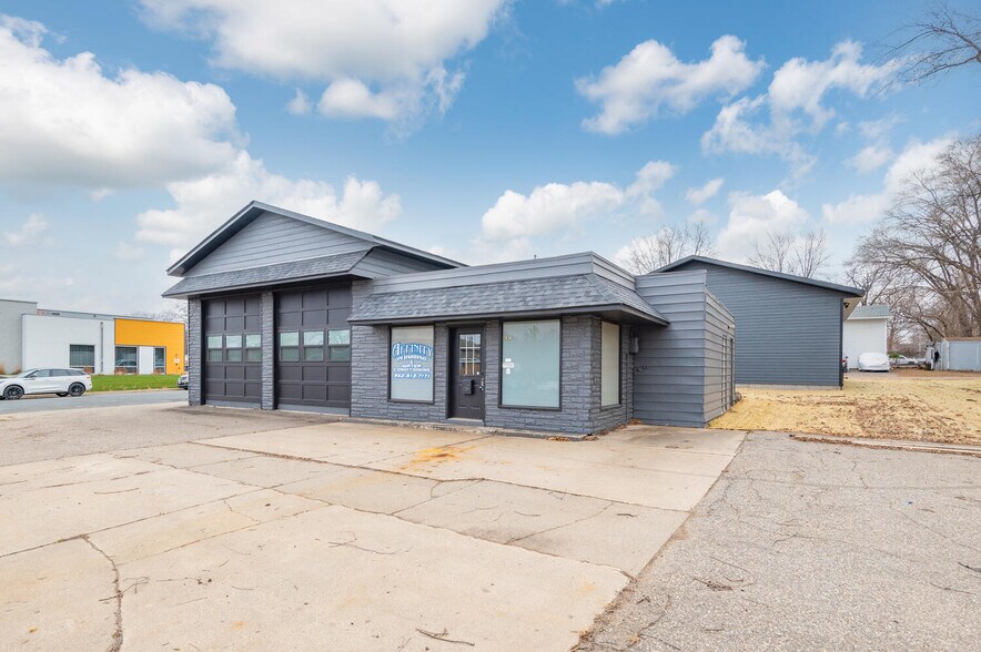 More Photos Of 936 1st Ave E, Shakopee Auto Repair For Sale