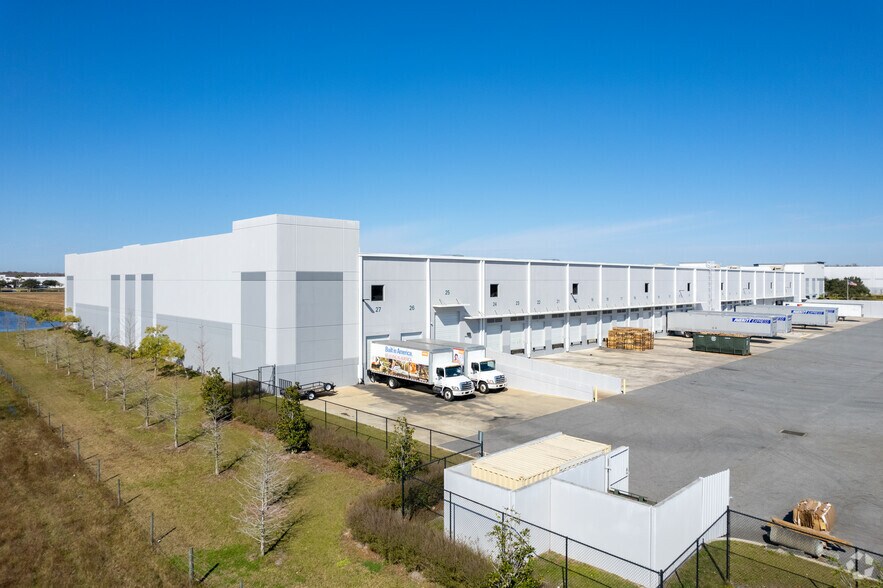 More Photos Of 2904 Tradeport Dr, Orlando Warehouse For Lease