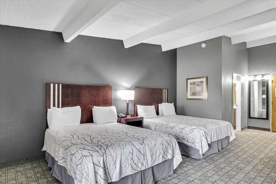 More Photos Of 1907 N Cunningham Ave, Urbana Hotel For Sale