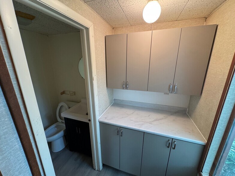 More Photos Of 1103 Fabyan Pkwy, Geneva Manufacturing For Lease