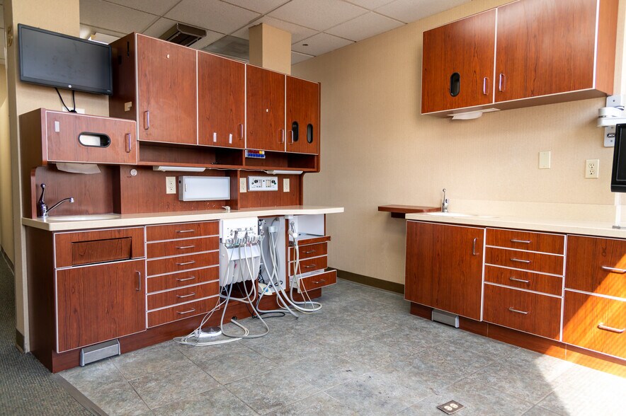 More Photos Of 13975 Manchester Rd, Manchester Medical For Lease