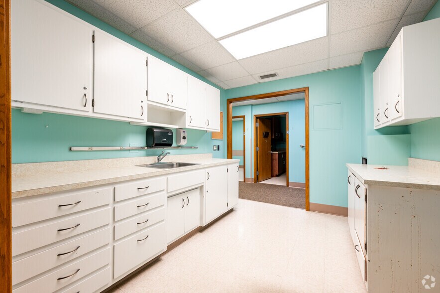 More Photos Of 1515 S 19th St, Elwood Office For Sale