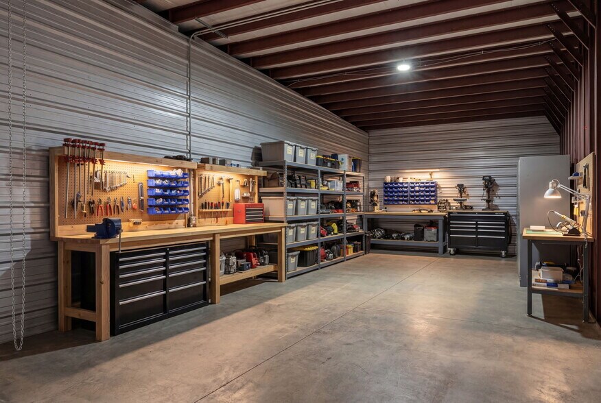 More Photos Of 16679 Assembly Way, La Pine Specialty For Lease