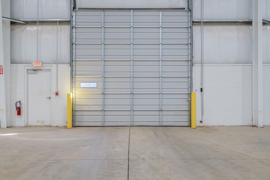 More Photos Of 2677 Huntington Park Dr, Loudon Warehouse For Lease