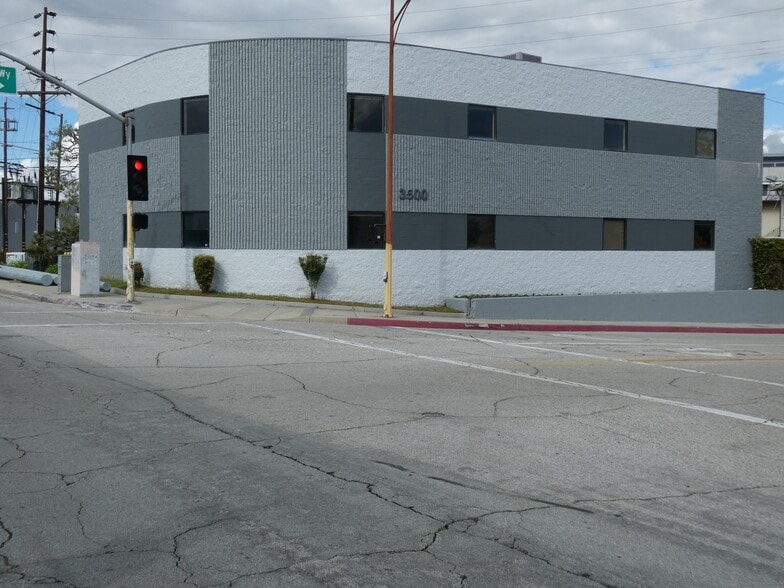 More Photos Of 3500 N San Fernando Blvd, Burbank Flex For Sale