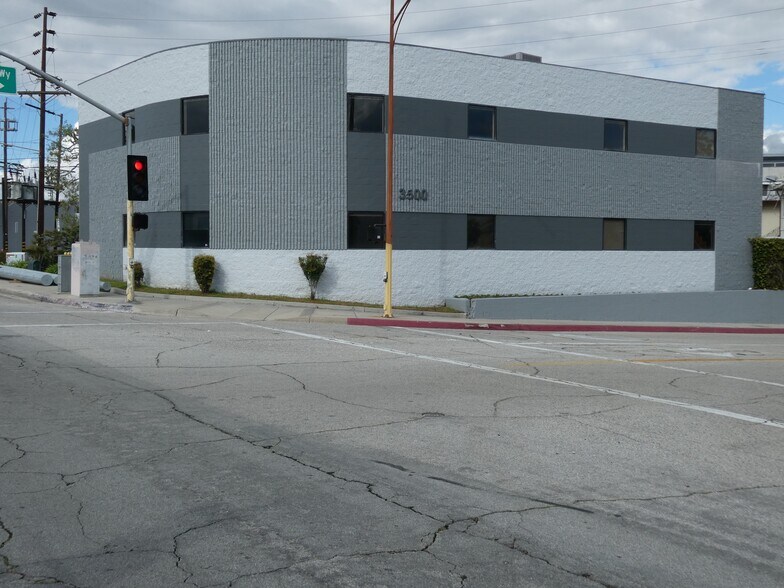 More Photos Of 3500 N San Fernando Blvd, Burbank Flex For Lease