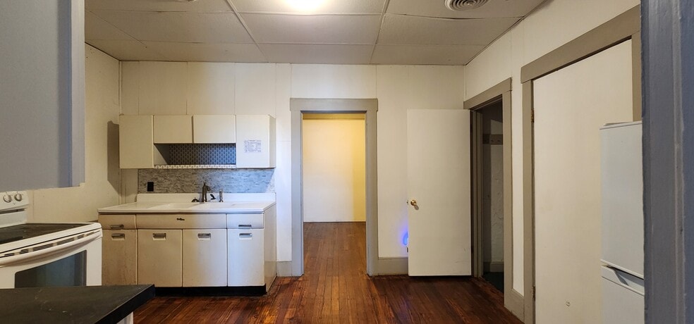 More Photos Of 104 E Main St, Washington Flex For Sale