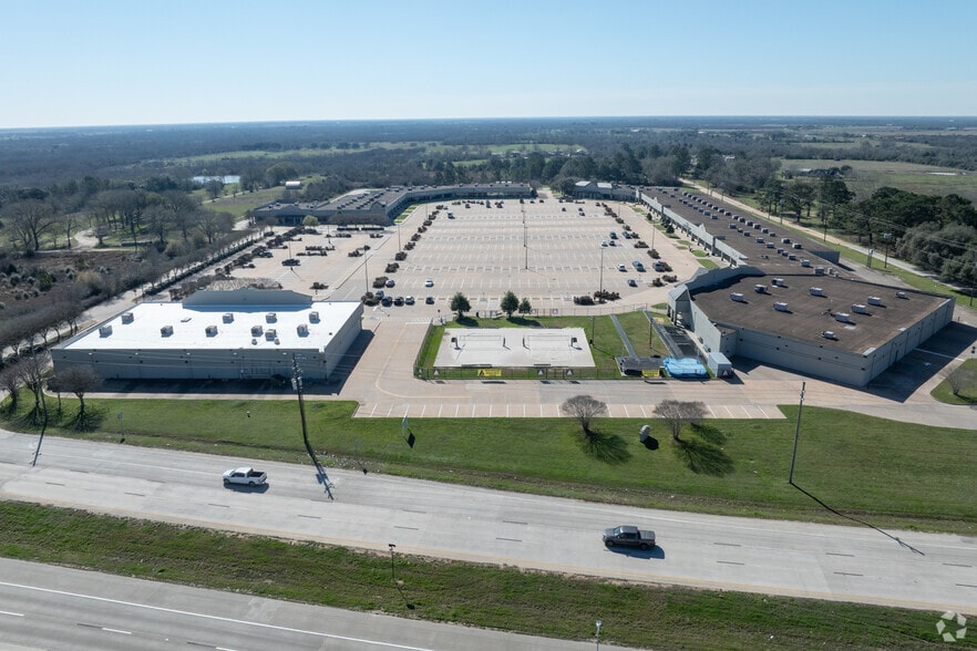 More Photos Of 3701 Outlet Center Dr, Sealy Unknown For Lease