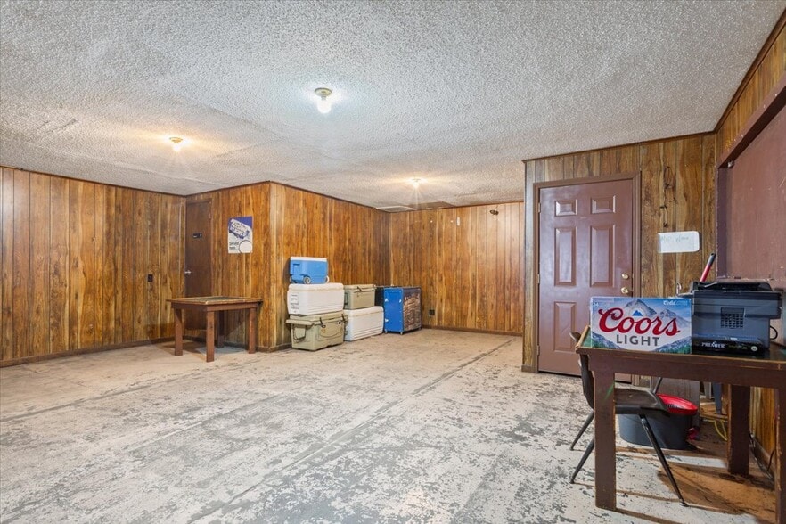 More Photos Of 121 E Oak St, West Sports And Entertainment For Sale