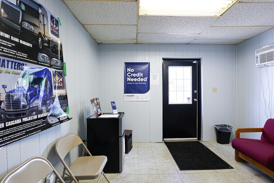 More Photos Of 430 US-62 E, Eddyville Auto Repair For Sale