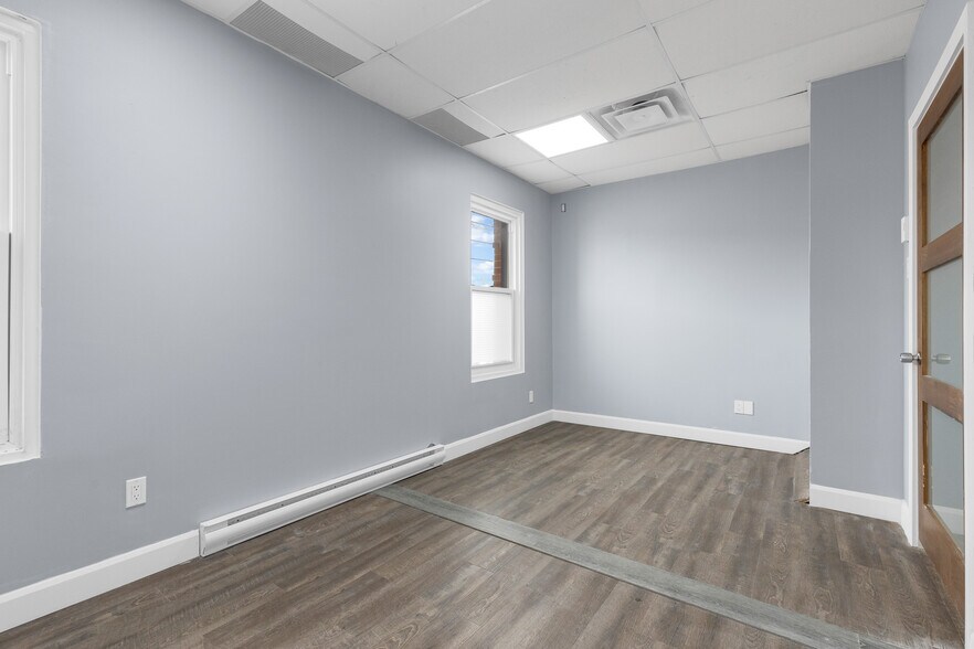 More Photos Of 298-300 Ch du Bord-du-Lac-Lakeshore, Pointe-claire Storefront For Lease