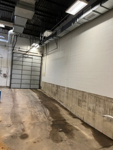 More Photos Of 1300 Chase Ave, Elk Grove Village Light Manufacturing For Sale