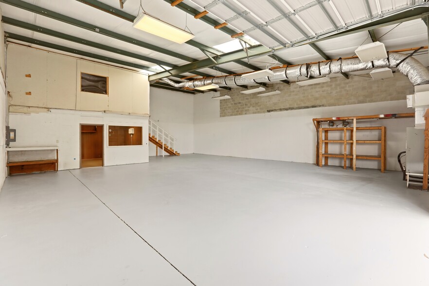 More Photos Of 1056 NE Pine Island Rd, Cape Coral Showroom For Lease