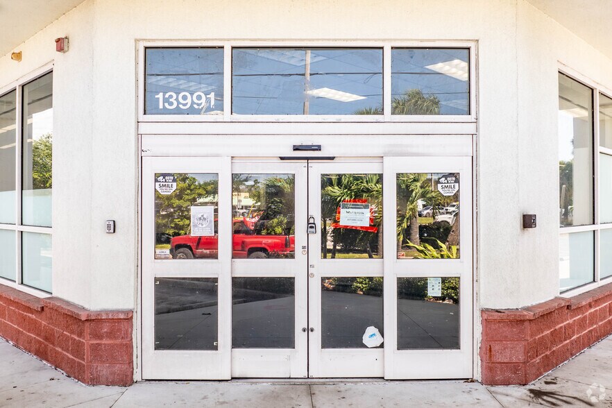 More Photos Of 13991 N Cleveland Ave, North Fort Myers Drugstore For Lease