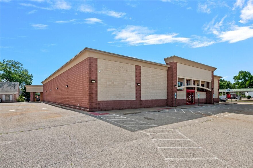 More Photos Of 601-621 S Grand Ave E, Springfield Drugstore For Lease