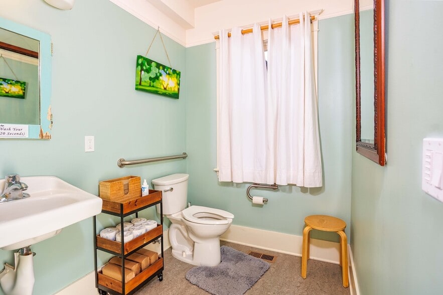 More Photos Of 510 NE Dekum St, Portland Office For Sale