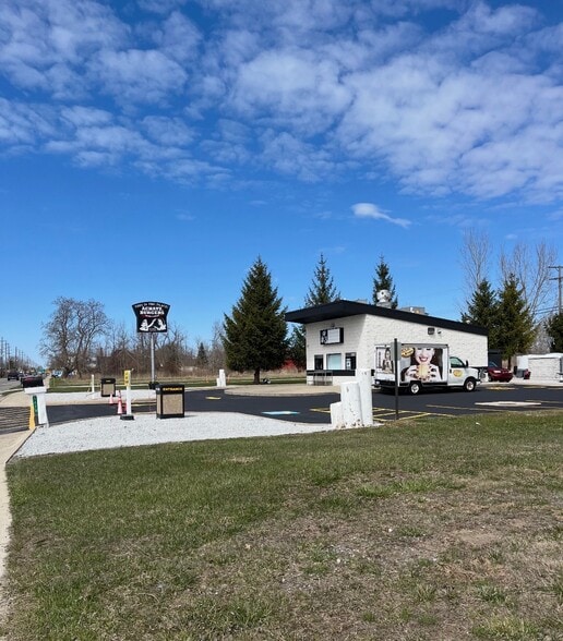 More Photos Of 5628 Pointe Tremble Rd, Algonac Freestanding For Sale