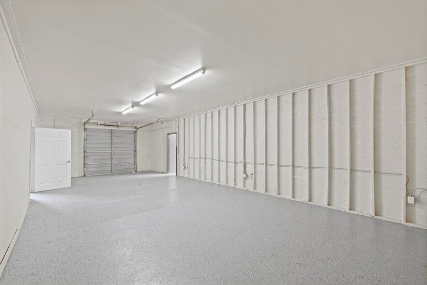 More Photos Of 317 S Old Corry Field Rd, Pensacola Showroom For Lease